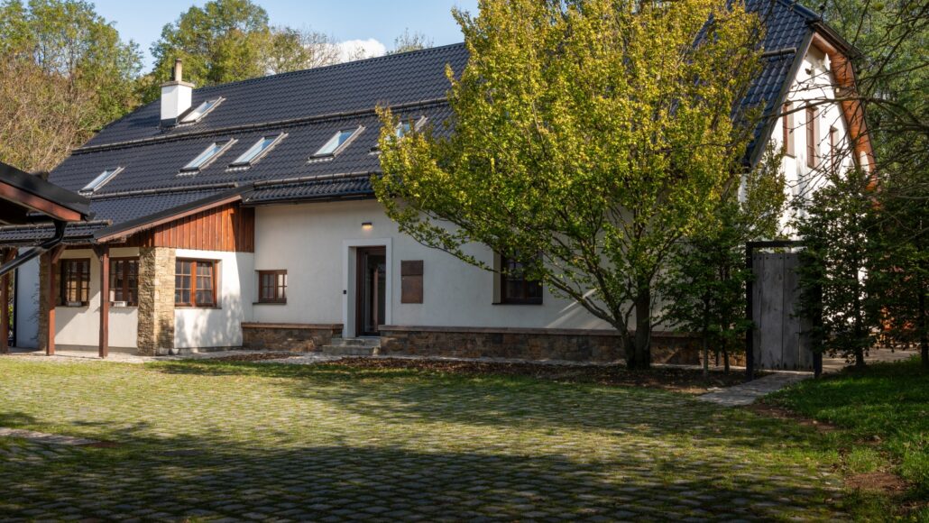 Rekonstrukce stavení v Trojanovicích, autoři Kamil Mrva Architects, foto Filip Ciahotný pro SATJAM