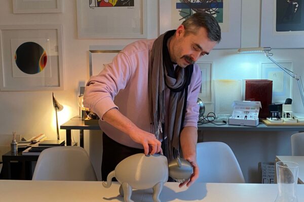 Designér Antonín Tomášek s objemovým modelem z 3D tiskárny v kanceláři pořadatele Institutu bytového designu, foto Interiér roku