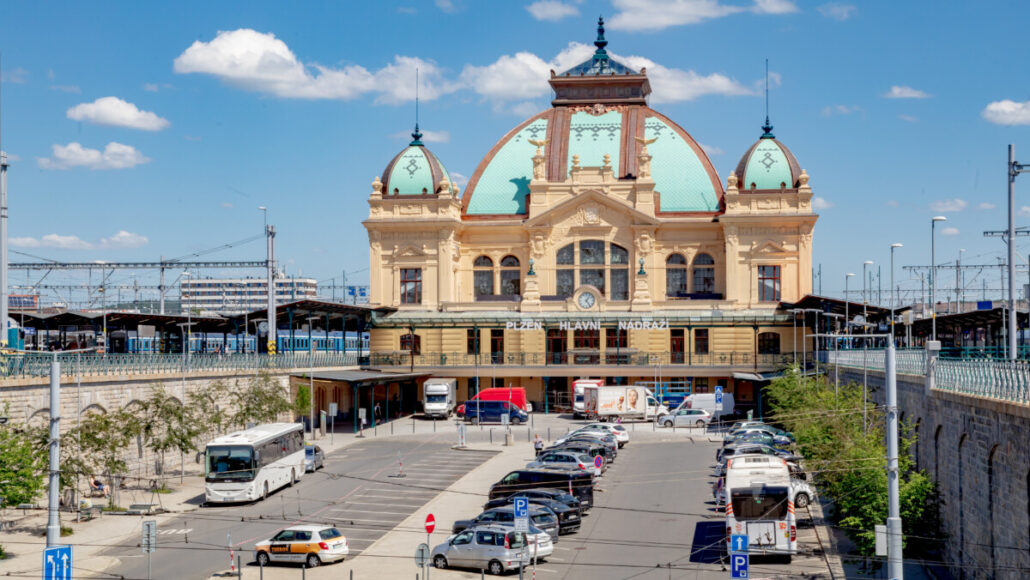 Rekonstrukce nádraží v Plzni opět s odolnými žlaby MEA