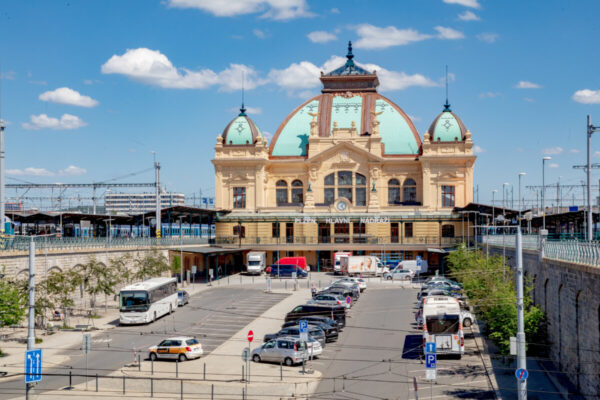 Rekonstrukce nádraží v Plzni opět s odolnými žlaby MEA