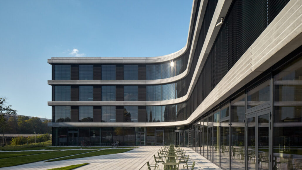 Oceněná budova ČSOB HHQ v Hradci Králové je odvodněna žlaby MEA