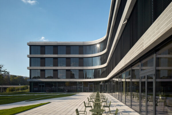 Oceněná budova ČSOB HHQ v Hradci Králové je odvodněna žlaby MEA