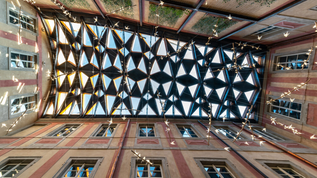 Liška, která přelstila tmu: unikátní zasklení dvora v centru Prahy od společnosti HELUZ IZOS