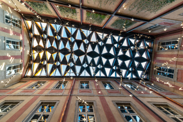 Liška, která přelstila tmu: unikátní zasklení dvora v centru Prahy od společnosti HELUZ IZOS