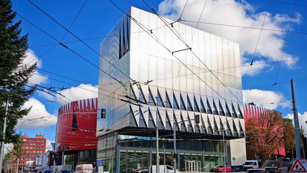 Systémy PERI umožnily splnit nároky na kvalitu pohledových betonů i rychlost výstavby sportovní haly