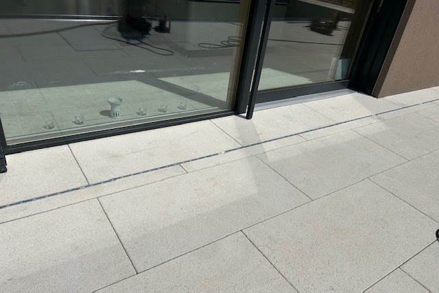 Minimalistické odvodnění pro terasy, které neruší, ale funguje