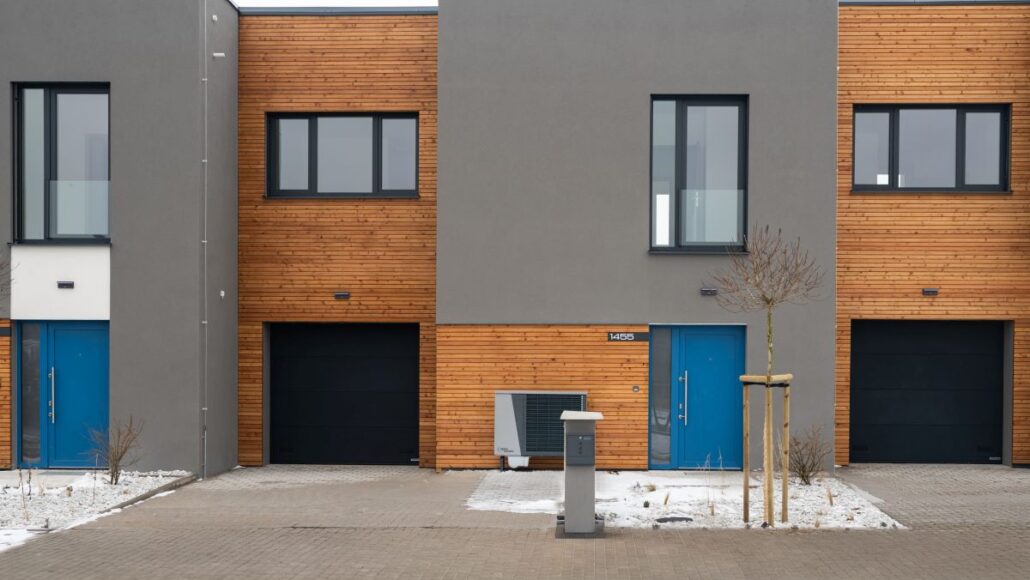 Synergie technologií: 142 oken pro moderní rezidenční výstavbu