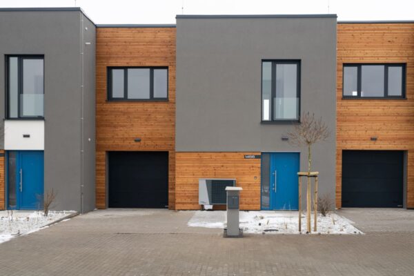 Synergie technologií: 142 oken pro moderní rezidenční výstavbu