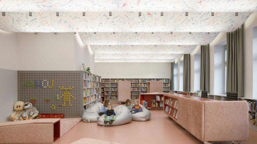 Knihovna v Červeném Kostelci, autoři PAPUNDEKL ARCHITEKTI, foto Alex Shoots Buildings