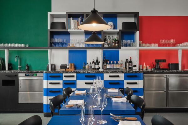 Interiér restaurace Skô v Holešovické tržnici, autoři AP ATELIER, foto Jakub Dohnálek