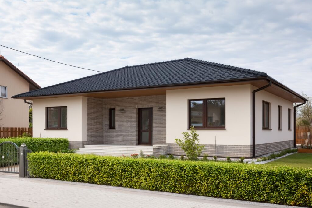 Fasáda může mít podobu přesně podle představ investora – od moderních keramických ploch po přírodní kamenné akcenty