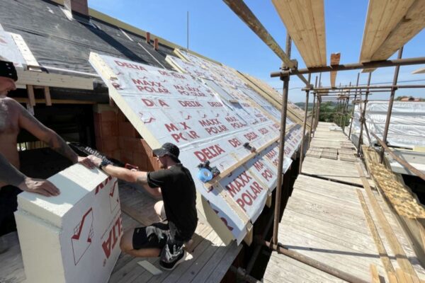 V ploše jede pokládka tepelněizolačních PIR desek DELA MAXX pro nadkrokevní zateplení rychle
