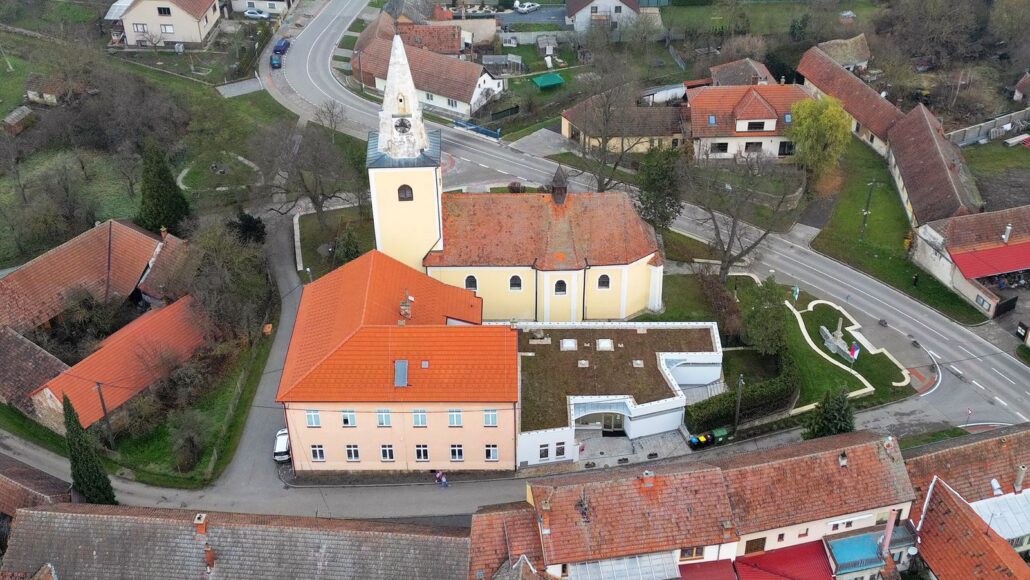 Přístavba základní školy ve Veverských Knínicích, autoři a foto NEW WORK