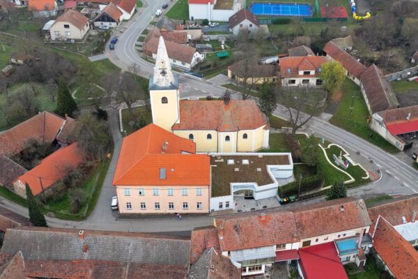 Přístavba základní školy ve Veverských Knínicích, autoři a foto NEW WORK