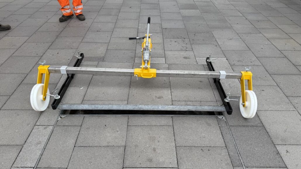 Zadlažďovací poklopy v infrastruktuře. Potíže s obsluhou?