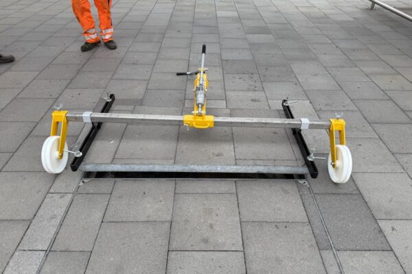 Zadlažďovací poklopy v infrastruktuře. Potíže s obsluhou?