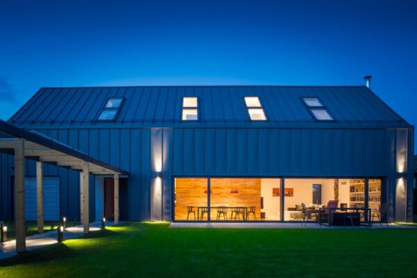 Dům s červenou linkou