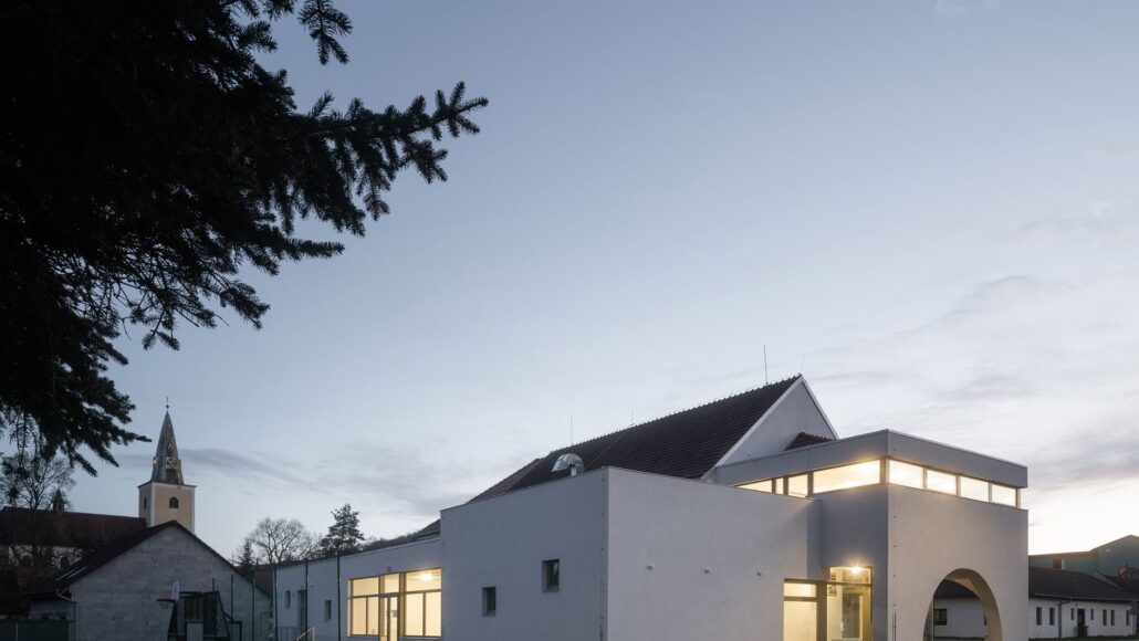 Rekonstrukce a přístavba sokolovny ve Veverských Knínicích, autoři NEW WORK, foto Alex Shoots Buildings