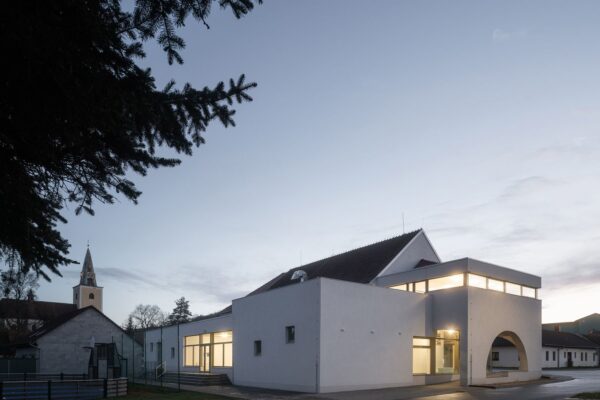 Rekonstrukce a přístavba sokolovny ve Veverských Knínicích, autoři NEW WORK, foto Alex Shoots Buildings