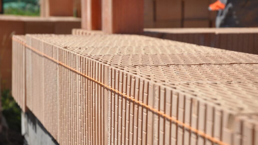 Racionalita jednovrstvého cihelného zdiva v popředí