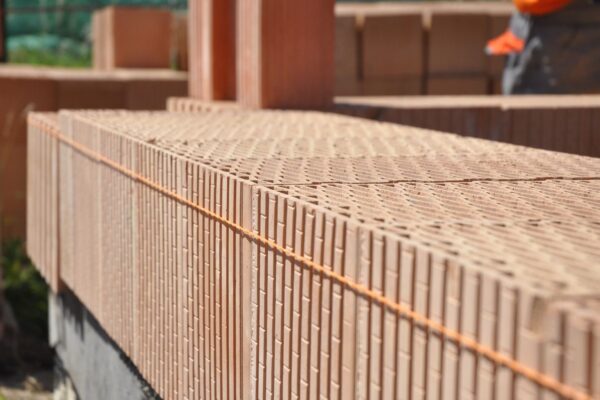 Racionalita jednovrstvého cihelného zdiva v popředí