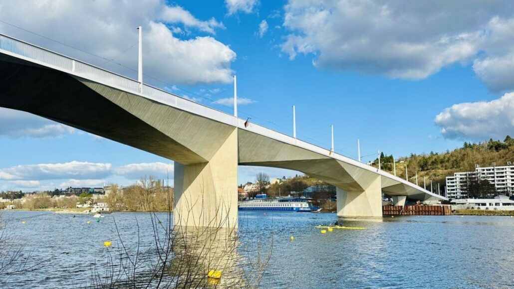 Jak náročná byla výstavba Dvoreckého mostu?