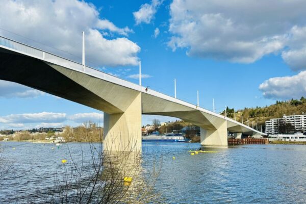 Jak náročná byla výstavba Dvoreckého mostu?