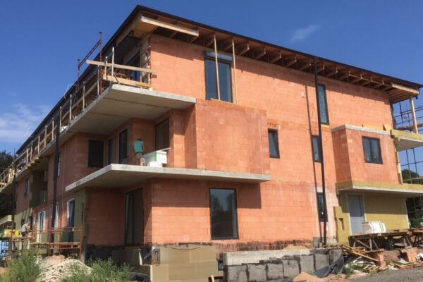 Akustická kvalita staveb: Konstrukční zásady a praktické ověření systémů HELUZ