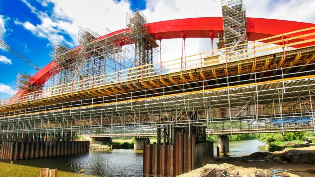 Náročná stavba mostu přes Moravu u Napajedel na D55 zvládnutá s podporou systémových řešení PERI