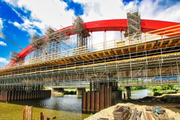 Náročná stavba mostu přes Moravu u Napajedel na D55 zvládnutá s podporou systémových řešení PERI