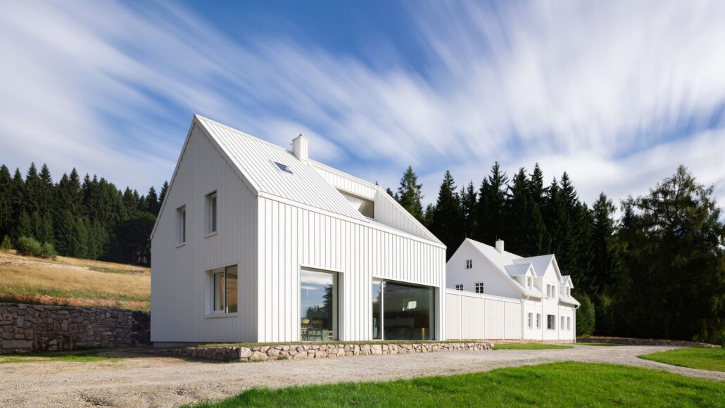 Rekonstrukce ubytovacího areálu v Krušných horách, autoři No Architects, foto Studio Flusser a No Architects (dron)