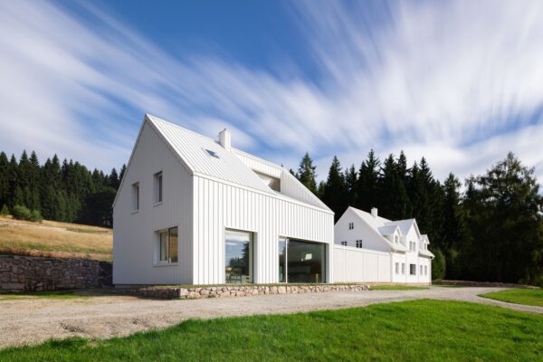 Rekonstrukce ubytovacího areálu v Krušných horách, autoři No Architects, foto Studio Flusser a No Architects (dron)