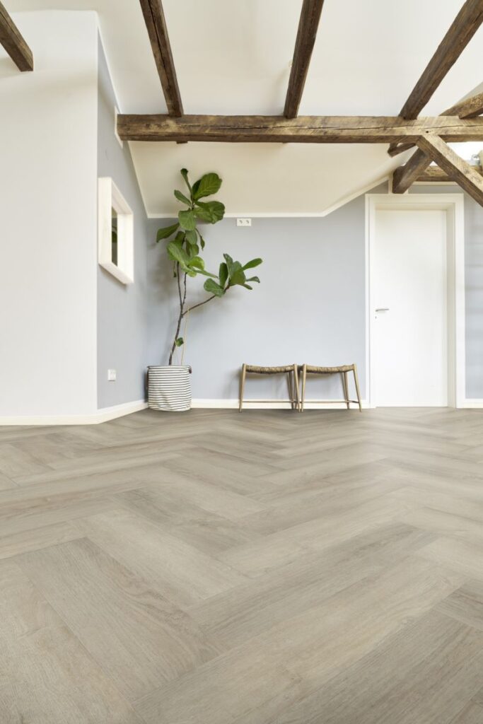 KPP X-CLUSIVE HERRINGBONE Dub Londýn - Klasický a autentický. Dub Londýn zaujme harmonickým vzhledem, který inspiruje svou přirozeností a teplými barevnými nuancemi – ideální pro nadčasové koncepty prostor.