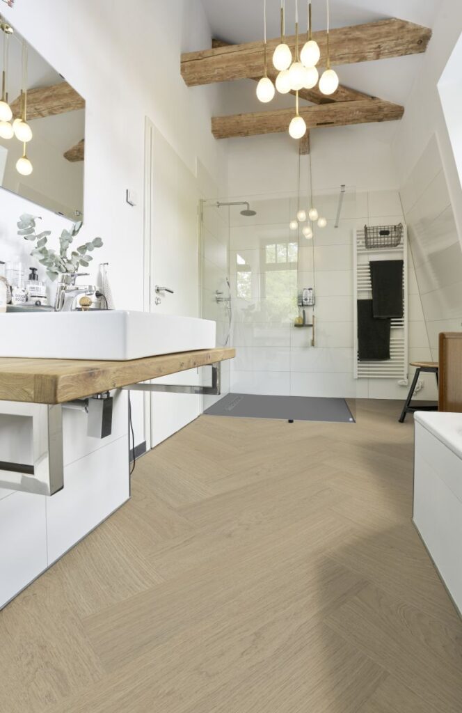 KPP X-CLUSIVE HERRINGBONE Dub Shanghai - Moderní a výrazný. Dub Shanghai má strukturovanou kresbu dřeva s nádechem exotiky – pro vzrušující a expresivní atmosféru.