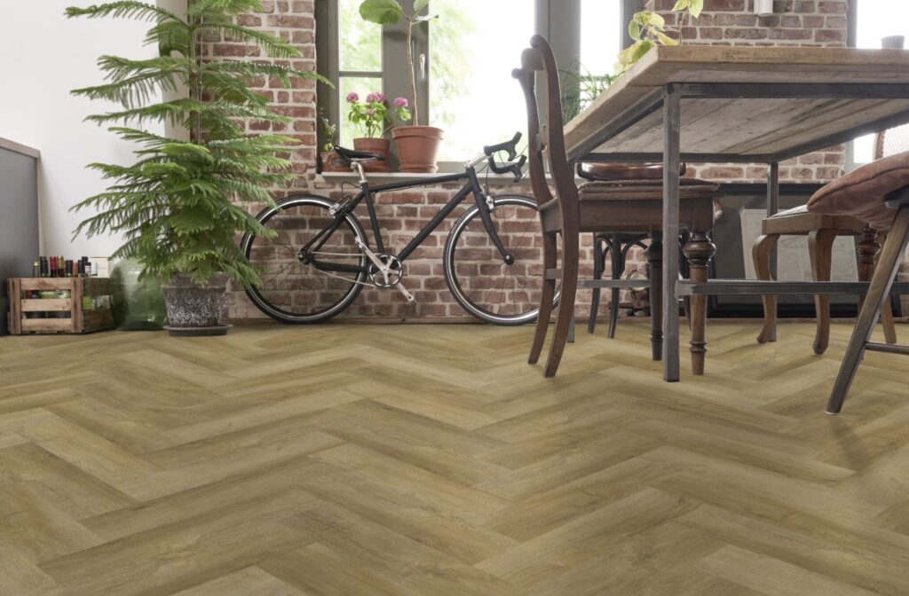 KPP X-CLUSIVE HERRINGBONE Dub Tokio - Minimalistický, čistý a jasný – dub Tokio vnáší do moderních interiérů zdrženlivost Dálného východu. Jemná kresba dřeva zajišťuje klidný povrchový efekt.
