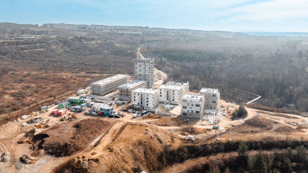 Efektivní výstavba bytových domů: projekt Čtvrť Pod Hády v Brně sází na velkoformátové zdění