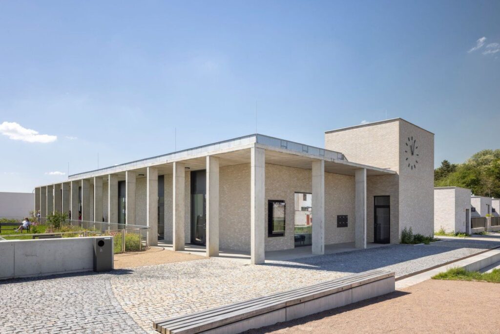 Náměstí tvoří přirozené centrum života, obklopují jej budovy s veřejnou funkcí (zdroj: knesl kynčl architekti)