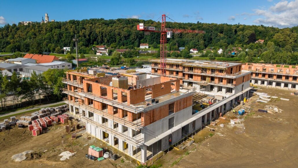 Pozemky zdražují, řemeslníci chybí a bytové domy přebírají trh. Tři trendy, které přepisují českou výstavbu