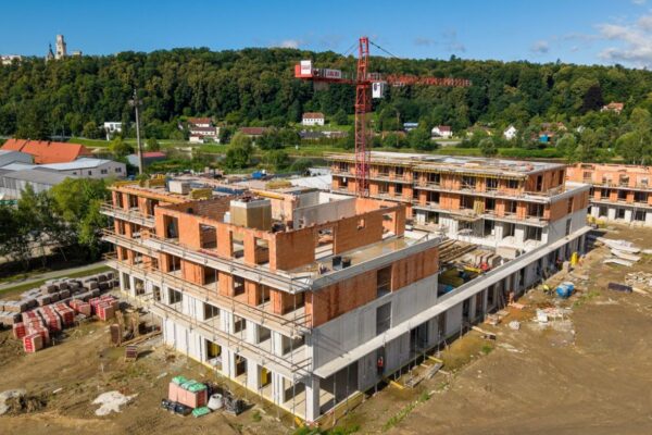 Pozemky zdražují, řemeslníci chybí a bytové domy přebírají trh. Tři trendy, které přepisují českou výstavbu