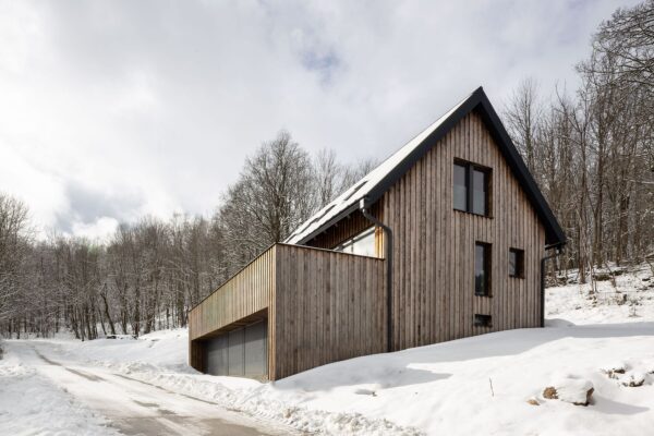 Dům z opalovaného dřeva v Černém Dole, autoři Stempel & Tesař architekti, foto Fotes