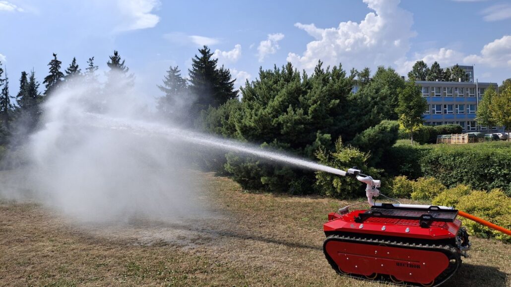 Hecthor II: hasicí robot z ČZU obstál ve válečných podmínkách