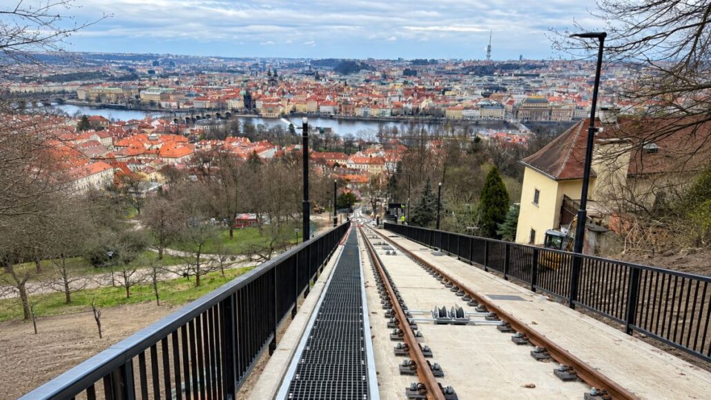 Na Petřín už zase vyjedete lanovkou. A MEA je tam také