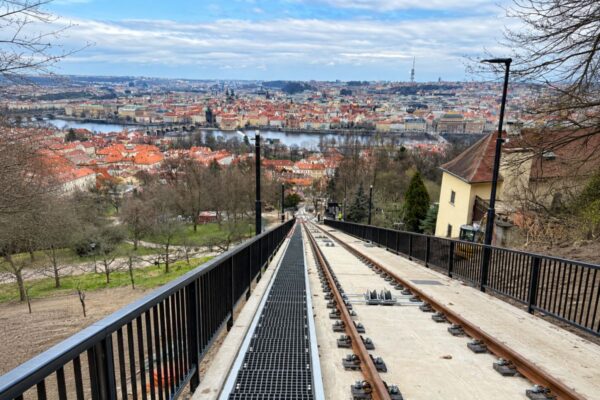 Na Petřín už zase vyjedete lanovkou. A MEA je tam také