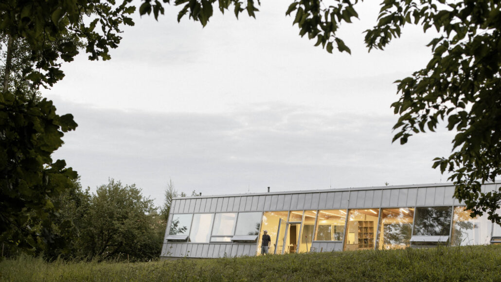 Dům se šikmou fasádou, Jižní Čechy, autor PAPUNDEKL ARCHITEKTI, foto Alex Shoots Buildings