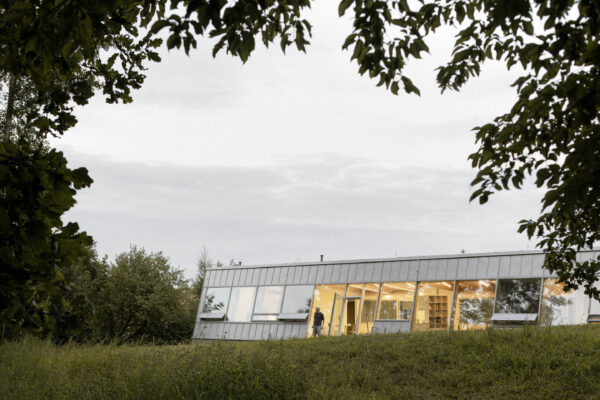 Dům se šikmou fasádou, Jižní Čechy, autor PAPUNDEKL ARCHITEKTI, foto Alex Shoots Buildings