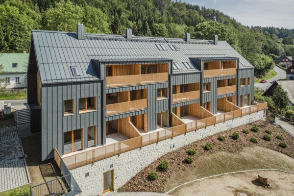 Hliníková falcovaná krytina z materiálu AluFalc®, projekt apartmány Padesátka Bedřiichov. Autor projektu: Podlipný Sladký Architekti (foto: All New Development)