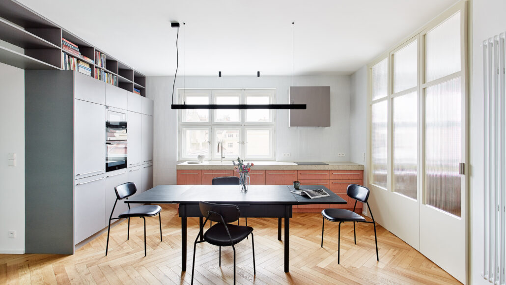 Byt s výhledem do vnitrobloku v Praze, autoři Markéta Bromová architekti, foto Veronika Raffajová