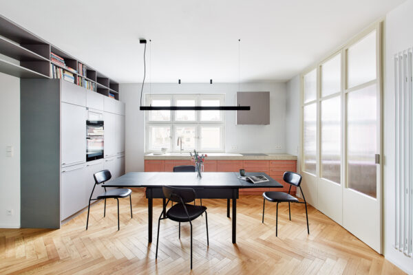 Byt s výhledem do vnitrobloku v Praze, autoři Markéta Bromová architekti, foto Veronika Raffajová