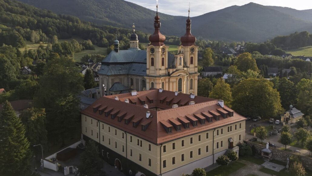 Klášter v Hejnicích dostal novou střechu i svěží fasádu