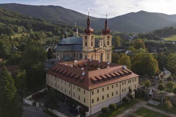 Klášter v Hejnicích dostal novou střechu i svěží fasádu